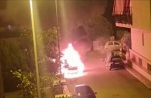 Corato, due auto in fiamme in piena notte (Foto)