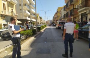 Donna investita da uno scooter: il motociclista scappa via