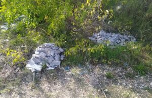 Eternit tra i rifiuti abbandonati nel campo retrostante il liceo Oriani: ancora esempi di inciviltà (Foto)