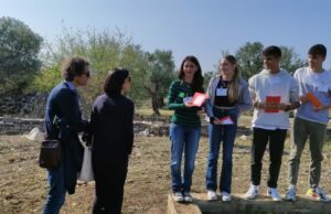 (Foto) Giovani alunni Apprendisti Ciceroni per le Giornate FAI d’Autunno al Dolmen Chianca dei Paladini