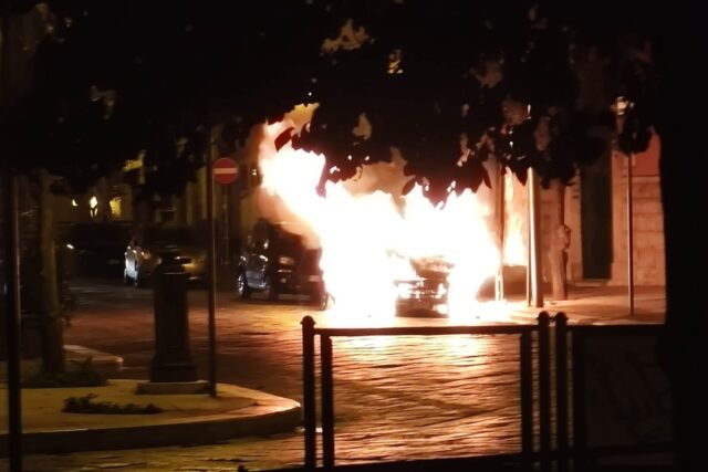 incendio auto Corato nei pressi dei carabinieri