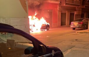 Altra auto in fiamme nella notte (Foto)