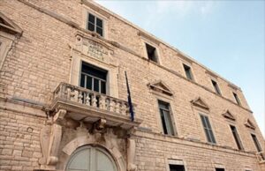 Udienza rinviata per il processo a carico di un poliziotto e dell’ex dirigente del Commissariato di Polizia