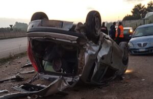 (Foto) Rocambolesco incidente sulla ex SS 98: tre auto coinvolte, una si ribalta