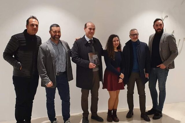 IN GUERRA QUALCUNO RACCOGLIE Fiori Alessia Lastella