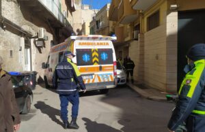 Anziana sola cade in casa: necessario l’intervento dei Vigili del Fuoco e del 118