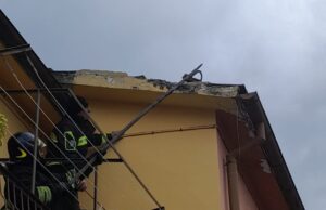 (Foto e video) Crollate parti di un cornicione in Viale Adige. I Vigili del Fuoco: “A rischio l’incolumità dei residenti, urge un intervento”