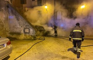 Ancora un incendio d’auto nella notte