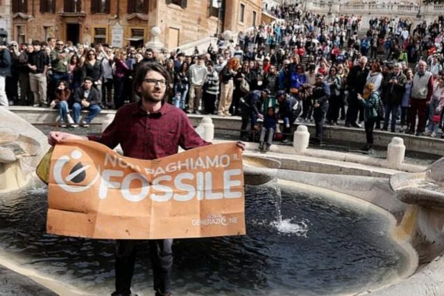 Coratino attivista Ultima Generazione imbrattata Barcaccia Roma