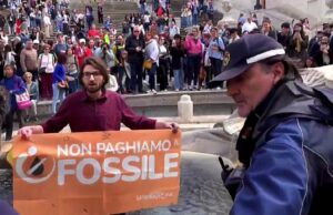 È coratino uno degli attivisti fermati a Roma per l’imbrattamento della Barcaccia