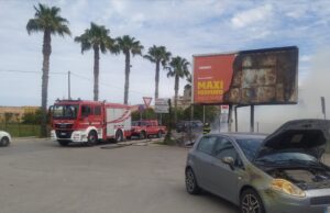 (Foto) Cartellone pubblicitario in fiamme su via Andria: due auto danneggiate
