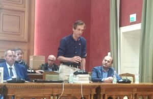 Massimo Caponnetto affascina gli studenti in Sala Consiliare presentando il suo libro
