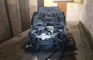 Ennesimo incendio d’auto nella notte