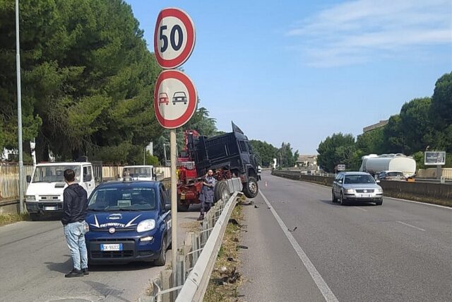 motrice di un camion finita sul guardrail Corato