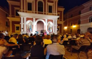 “Brisighella sotto le stelle” tra vernacolo e uno psichedelico spettacolo si avvia alla conclusione