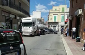 Donna investita da un camion all’incrocio di via Don Minzoni