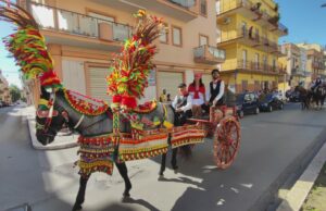 La “Sfilata di carrozze e attacchi d’epoca” anima le strade della città
