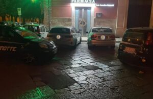 Tentano di rubare un’auto in centro, ma il colpo va a vuoto