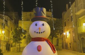 La parata di Babbo Natale, mercatini e stand: l’incanto del Natale