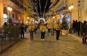 L’”Incanto” a Corato, grande successo per la parata di Babbo Natale e gastronomia natalizia