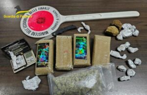 Scappano e buttano mezzo chilo di droga per strada: ricercati tre giovani a Corato