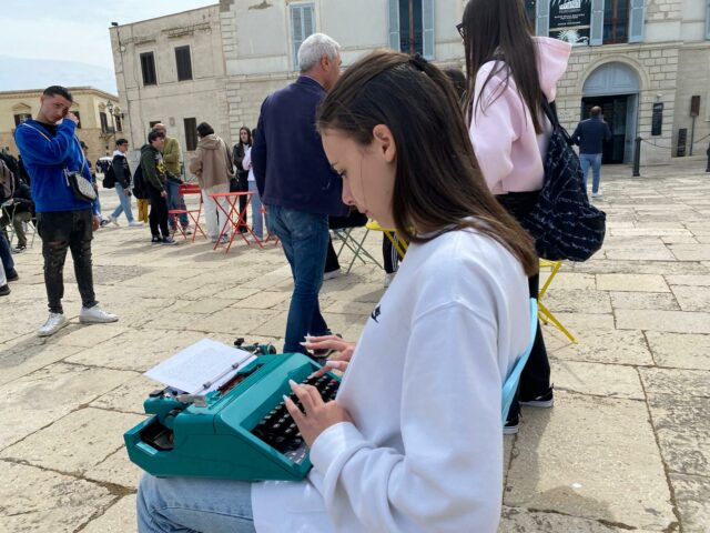 Flash Mob “Scritti alla luce del sole” in piazza Duomo a Trani12