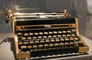 “Scritti alla luce del sole”, flashmob a Trani tra studenti e giornalisti del Circolo della Stampa