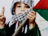 Il Comune di Corato aderisce all’iniziativa per la candidatura dei bambini di Gaza al Premio Nobel per la Pace 2026 Bambino con bandiera palestinese, simbolo dell’emergenza umanitaria a Gaza