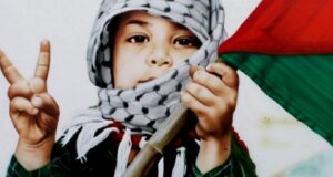 Il Comune di Corato aderisce all’iniziativa per la candidatura dei bambini di Gaza al Premio Nobel per la Pace 2026 Bambino con bandiera palestinese, simbolo dell’emergenza umanitaria a Gaza