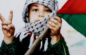 Corato scende in piazza per la Palestina: presidio di solidarietà promosso dall’ANPI Bambino con bandiera palestinese, simbolo dell’emergenza umanitaria a Gaza