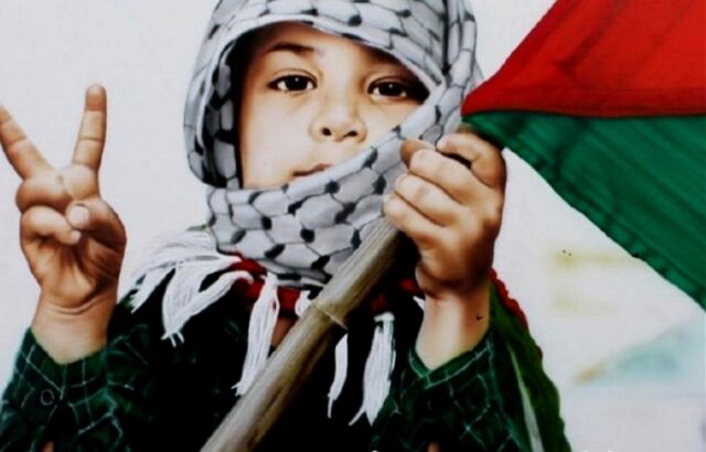 emergenza Palestina Bambino con bandiera palestinese, simbolo dell’emergenza umanitaria a Gaza