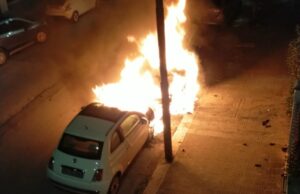 Auto in fiamme in via Giappone