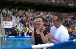 Avvicinarsi alla fede a ogni età, il battesimo dei nuovi fedeli al congresso dei Testimoni di Geova