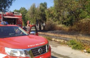 Incendio nei pressi del ponte di via Castel del Monte: a fuoco le sterpaglie