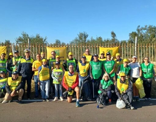Gruppo di volontari che hanno aderito all’iniziativa Puliamo il Mondo 2024