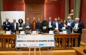 “Comune a sostegno dei donatori di vita”: inaugurazione cartello stradale celebrativo nei pressi dell’ospedale