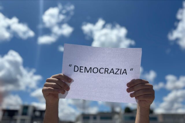 Democrazia o illusione democratica Quando il confronto diventa eresia