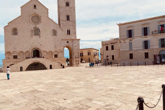 Trani Cinema fuori museo tra cattedrale e mare