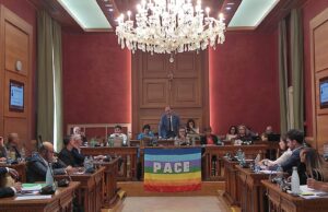 Corato città della pace: approvate due mozioni su disarmo nucleare e Stato di Palestina Consiglio comunale di Corato con bandiera della pace, simbolo dell’impegno per la fratellanza tra i popoli