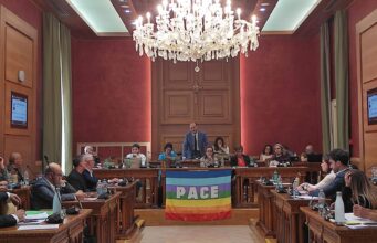 Consiglio comunale di Corato con bandiera della pace, simbolo dell’impegno per la fratellanza tra i popoli