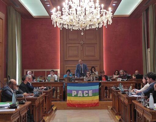 Consiglio comunale di Corato con bandiera della pace, simbolo dell’impegno per la fratellanza tra i popoli