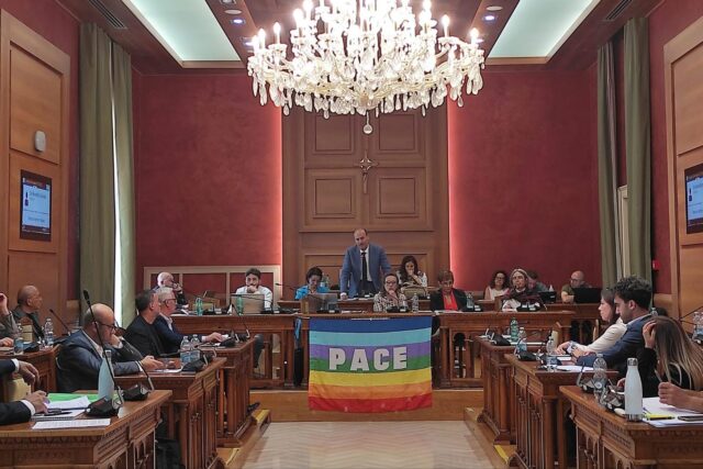 Consiglio comunale di Corato con bandiera della pace, simbolo dell’impegno per la fratellanza tra i popoli