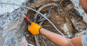 Operai al lavoro su cavi elettrici