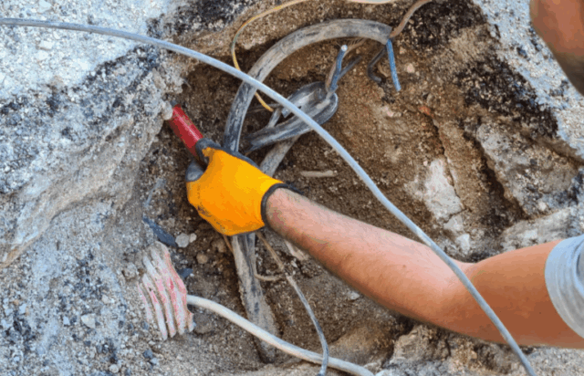 Operai al lavoro su cavi elettrici