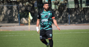 Giocatore del Corato Calcio in azione durante la partita contro il Real Siti