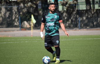 Giocatore del Corato Calcio in azione durante la partita contro il Real Siti