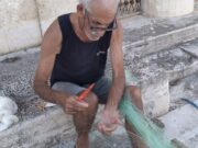 Gaetano e il rezzaglio: l’arte antica del pescatore tra memoria e tradizione Artigiano che ripara il rezzaglio