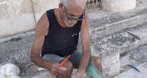 Artigiano che ripara il rezzaglio