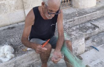 Artigiano che ripara il rezzaglio