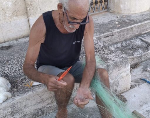 Artigiano che ripara il rezzaglio